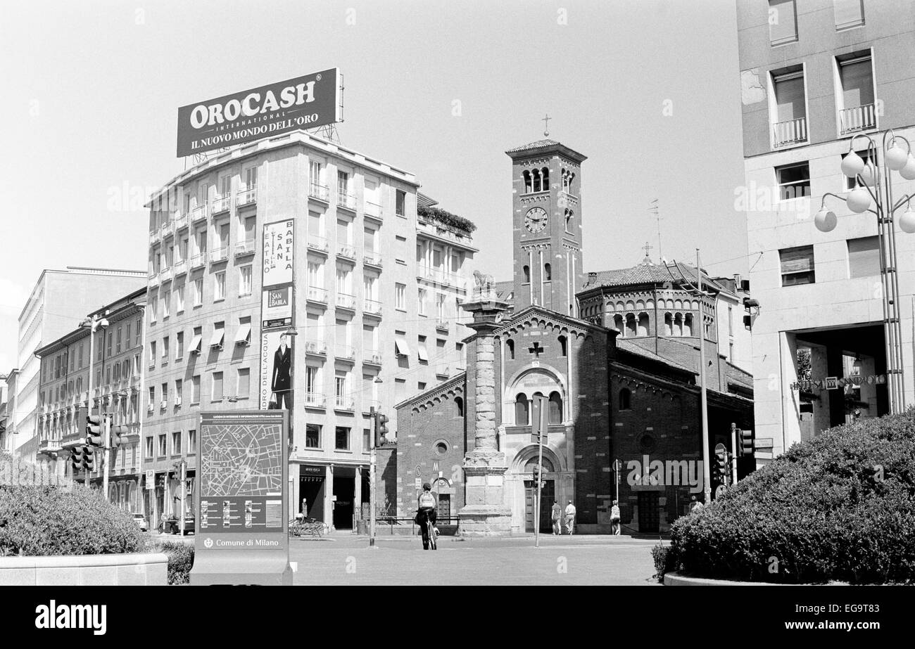 Milano, Piazza San Babila durante la vacanza di Ferragosto Foto Stock