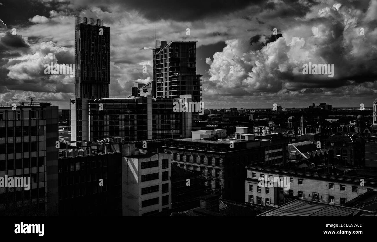 Vista ad alto livello tra cime di manchester roofscape verso betham tower Foto Stock