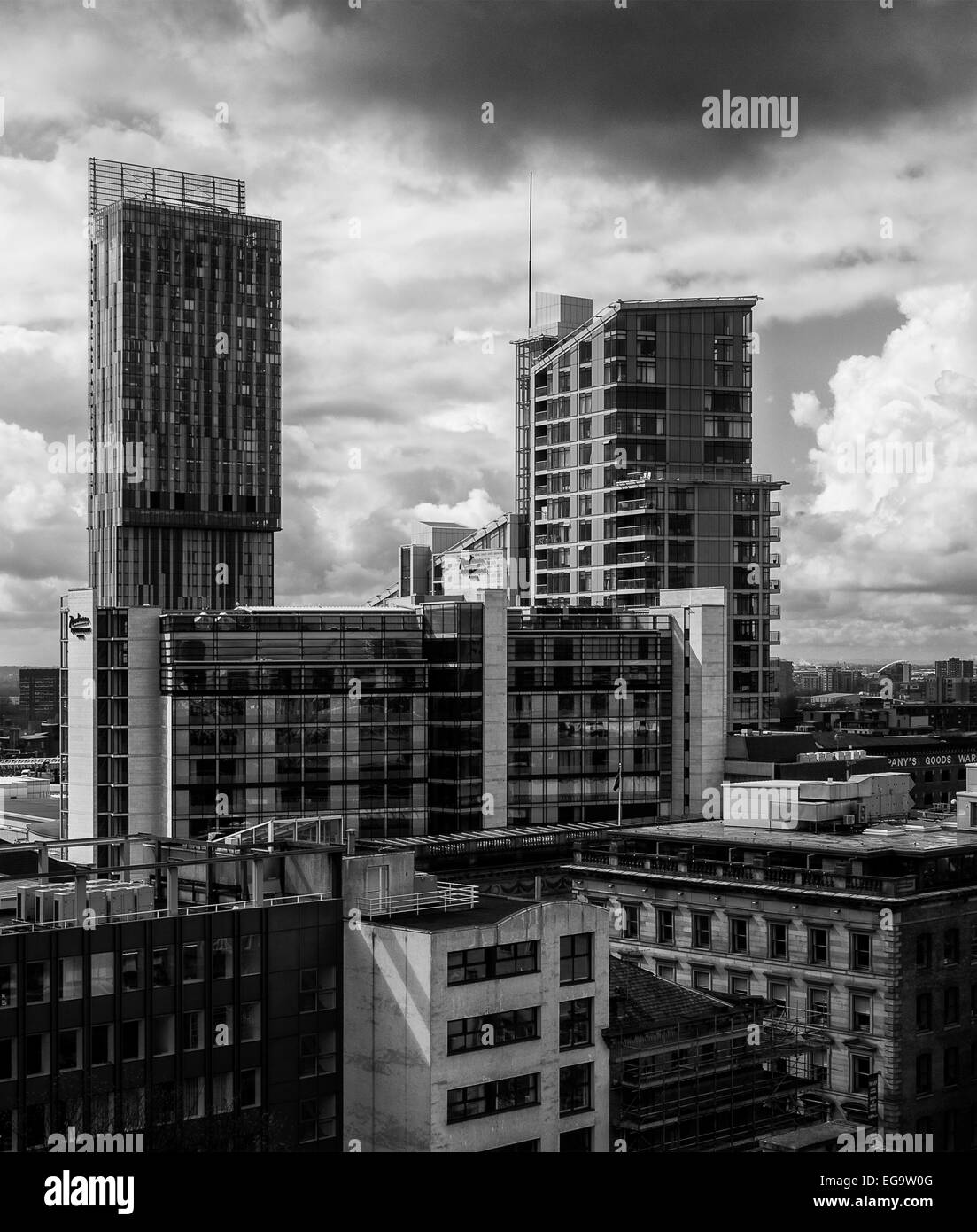 Vista ad alto livello tra cime di manchester roofscape verso betham tower Foto Stock
