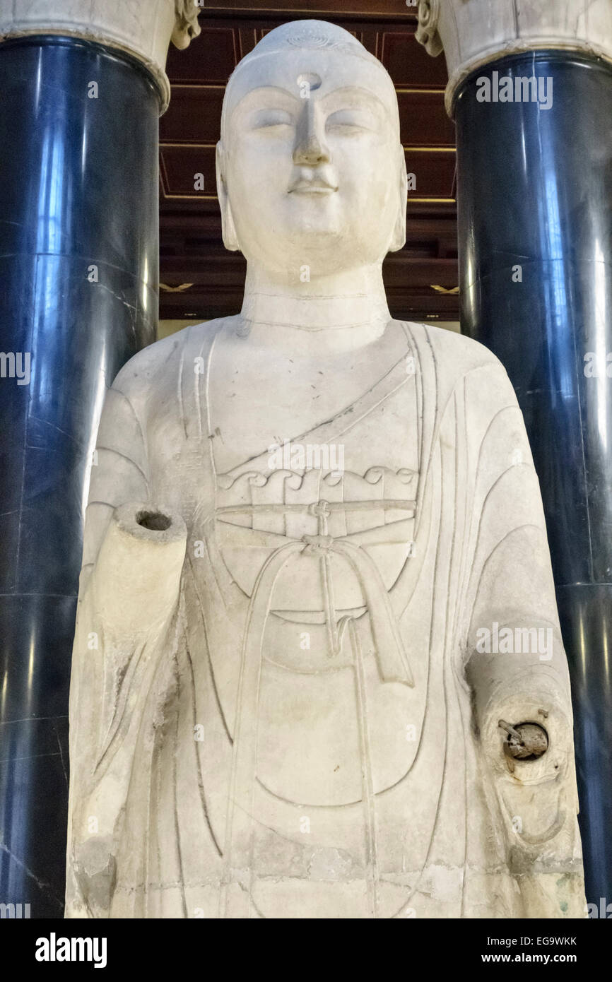 Il British Museum di Londra, Regno Unito. Un Cinese sui Dinastia (6c) statua del Buddha Amitabha della Pura Terra setta Foto Stock