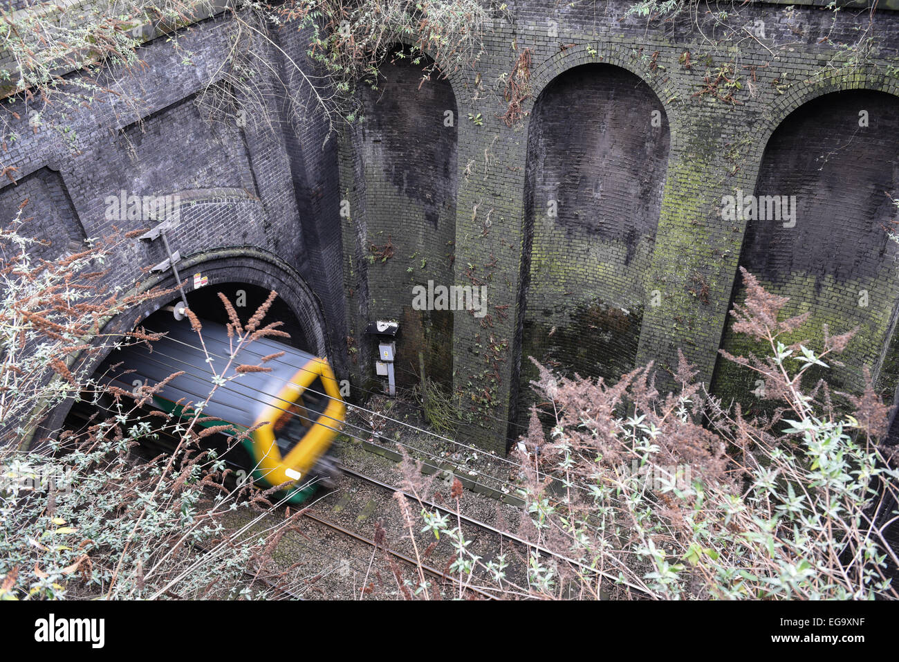 Birmingham, Regno Unito. Xx Febbraio, 2015. La West Coast Mainline dista pochi metri da una rampa in disuso in tunnel di Birmingham che è sorta una perdita. Questo ha causato la guida della rete di diventare interessati se è in grado di influenzare i servizi dovrebbero la perdita di peggiorare. Credito: Michael Scott/Alamy Live News Foto Stock