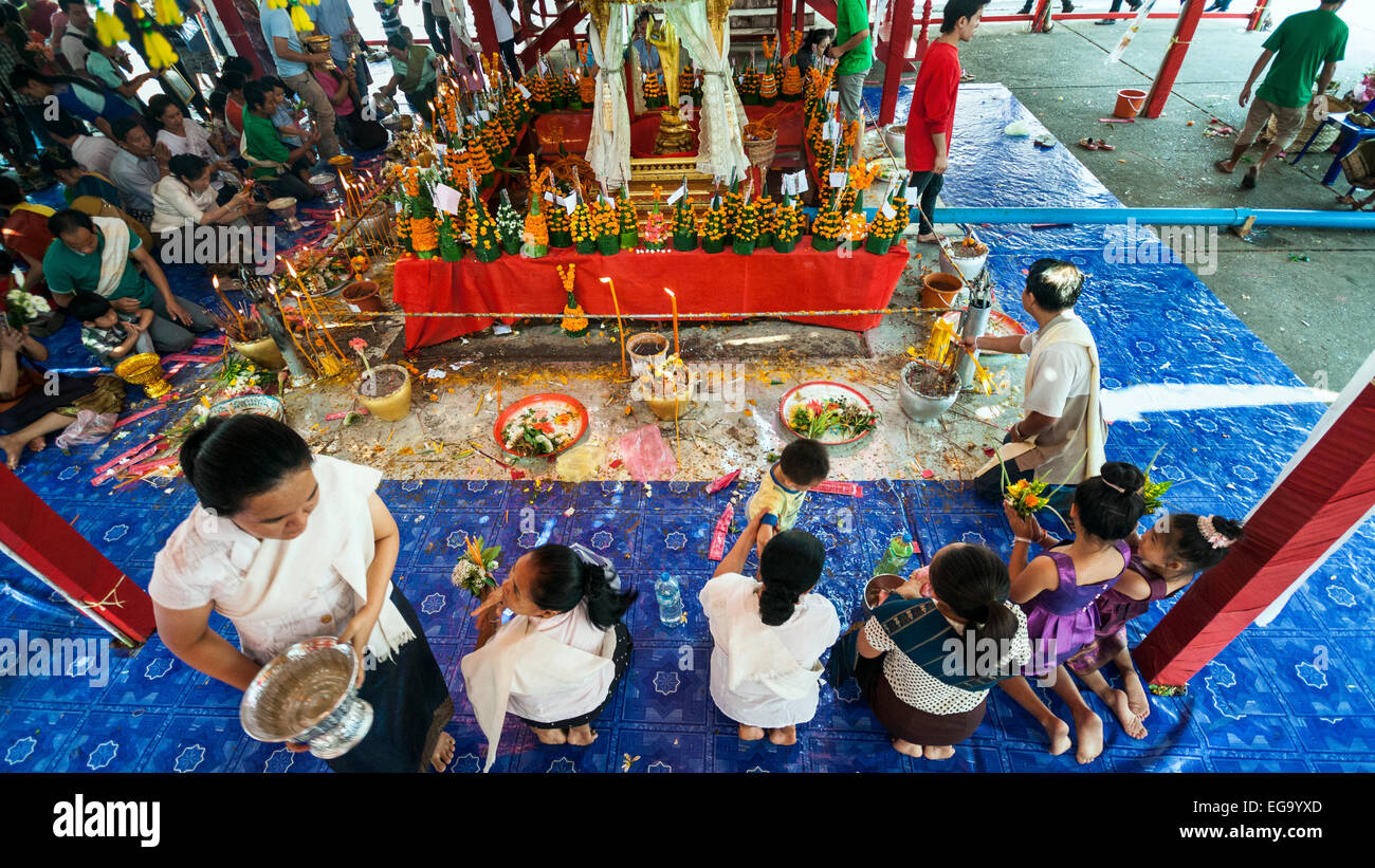 La gente celebra il Lao Anno Nuovo a Mai Suwannaphumaham Wat a Luang Prabang, Laos, Asia. Foto Stock