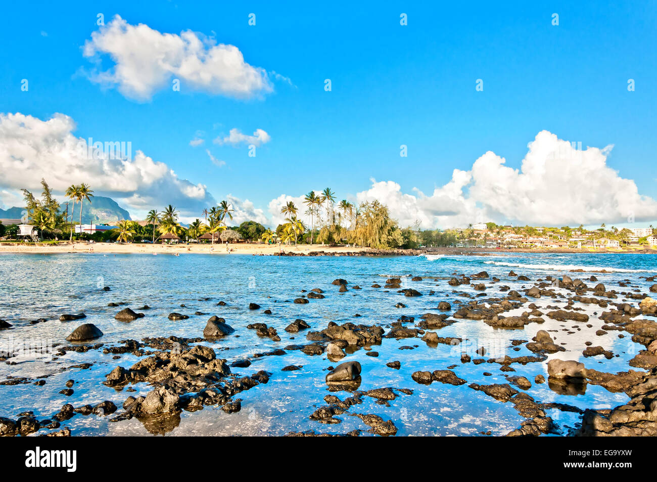 Tropical Poipu Beach sulla costa meridionale dell'isola di Kauai nelle Hawaii. Foto Stock