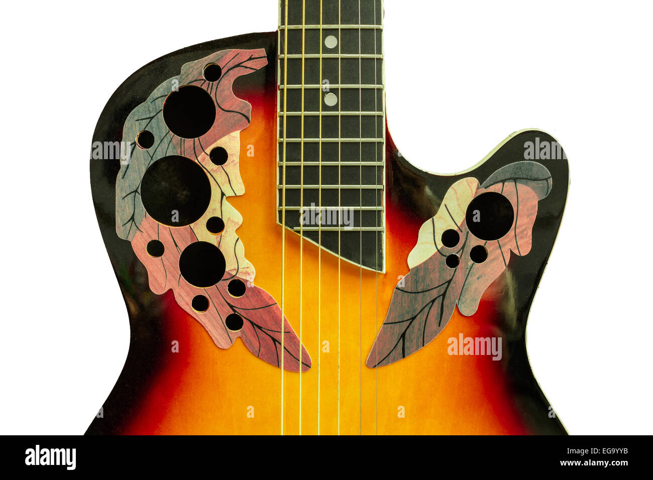 Bella chitarra acustica su uno sfondo bianco. Foto Stock