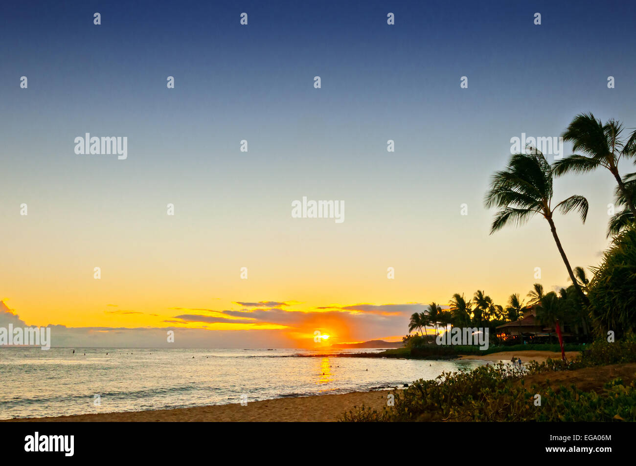 Tramonto a Poipu Beach Park, sulla costa meridionale dell'isola di Kauai nelle Hawaii Foto Stock