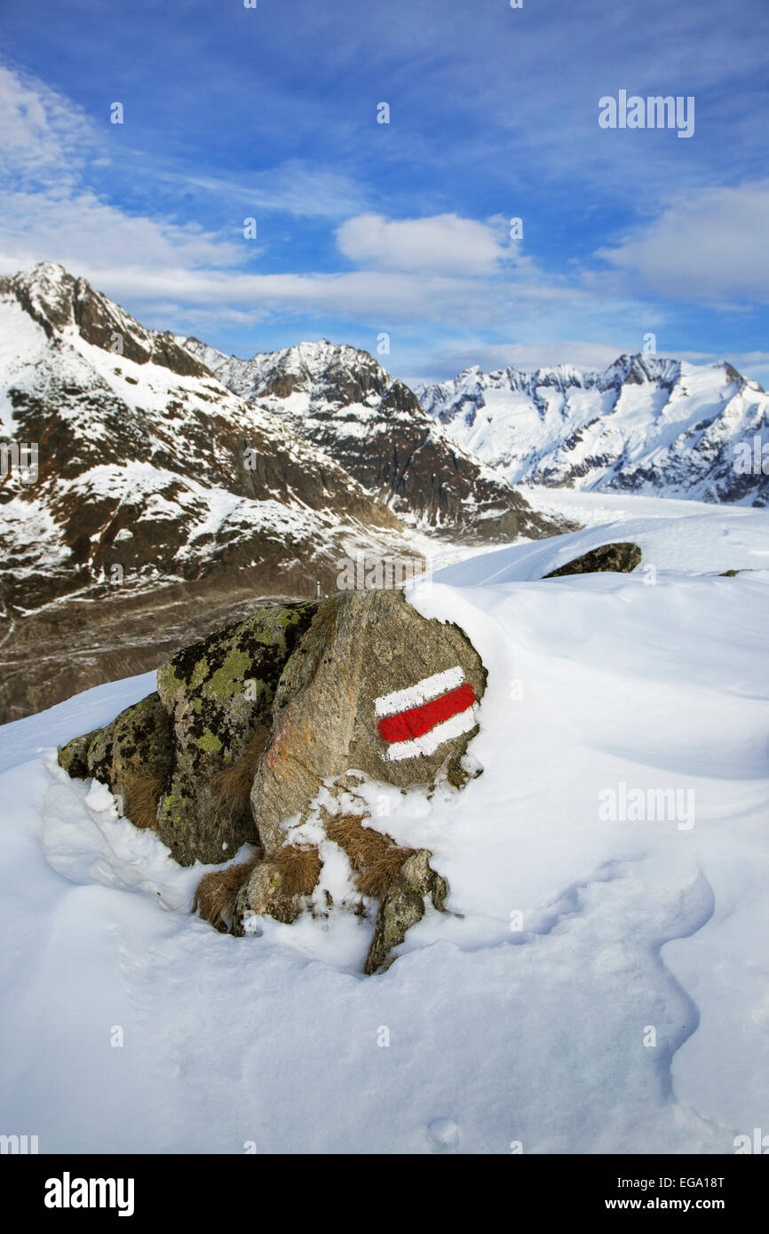 Caratteristica strisce bianche e rosse sulla roccia segnando un gr di lunga distanza sentiero nelle Alpi Svizzere a Wallis / Valais, Svizzera Foto Stock