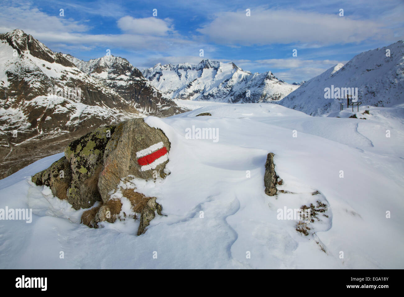 Caratteristica strisce bianche e rosse sulla roccia segnando un gr di lunga distanza sentiero nelle Alpi Svizzere a Wallis / Valais, Svizzera Foto Stock