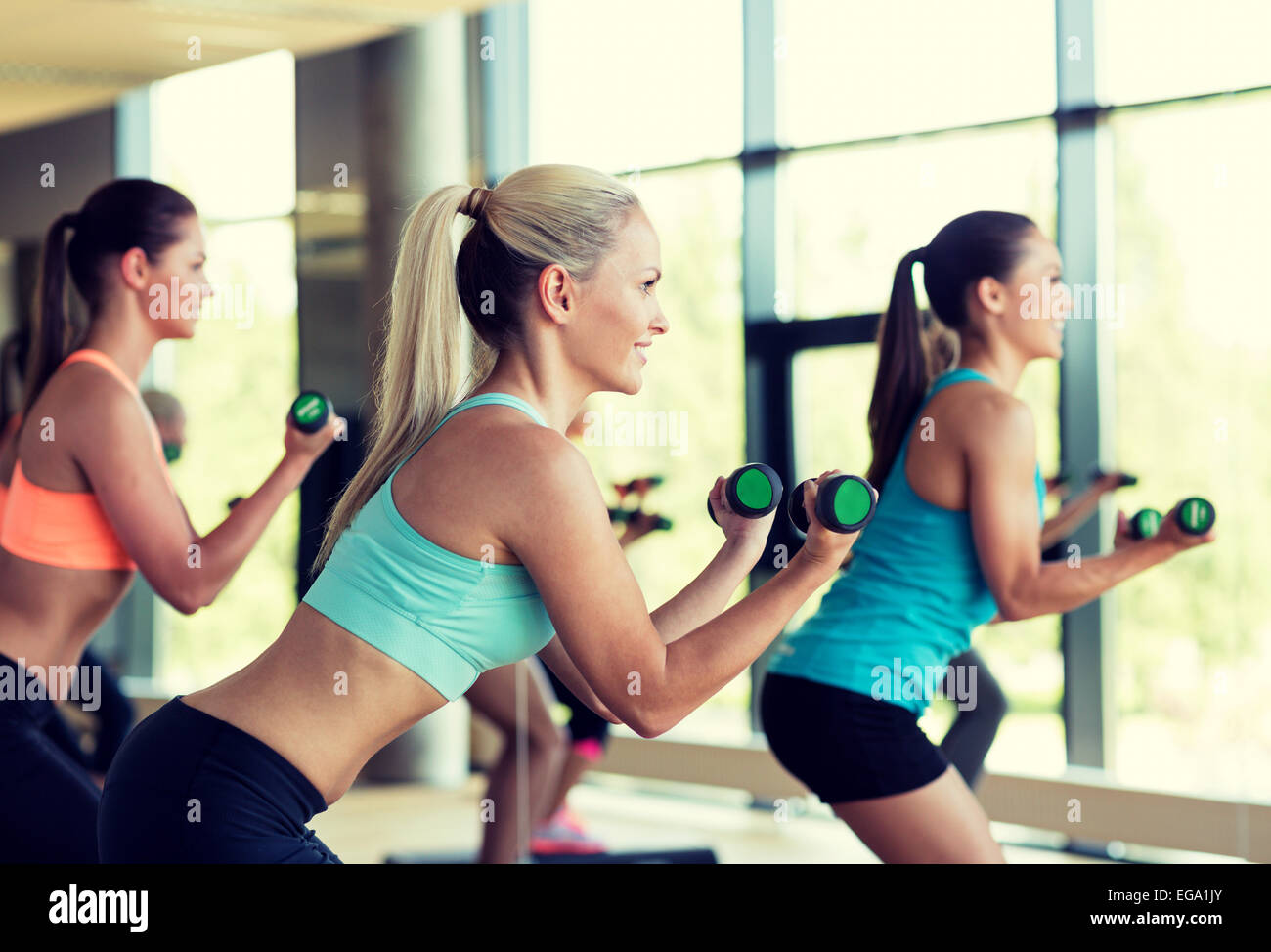 Il gruppo di donne con pesi e stepper Foto Stock