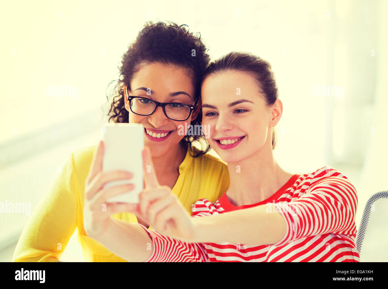 Fidanzate tenendo selfie con la fotocamera dello smartphone Foto Stock