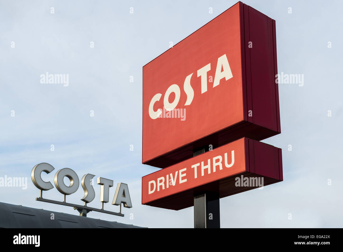 Costa Coffee shop e drive-thru a Castle Marina Retail Park, il castello di Bridge Road, Nottingham, NG7 1GX, Regno Unito. Su 20TH Foto Stock