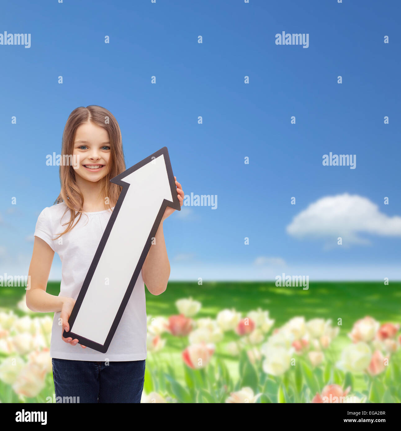 Sorridente bambina con freccia vuota rivolta verso l'alto Foto Stock