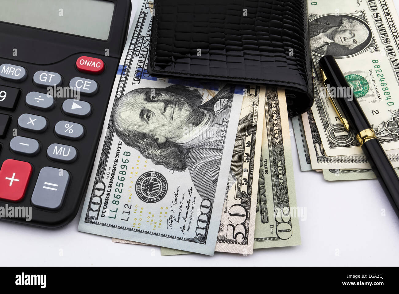 Dollari USA (USD), calcolatrice, nero portafoglio e una penna. Foto Stock