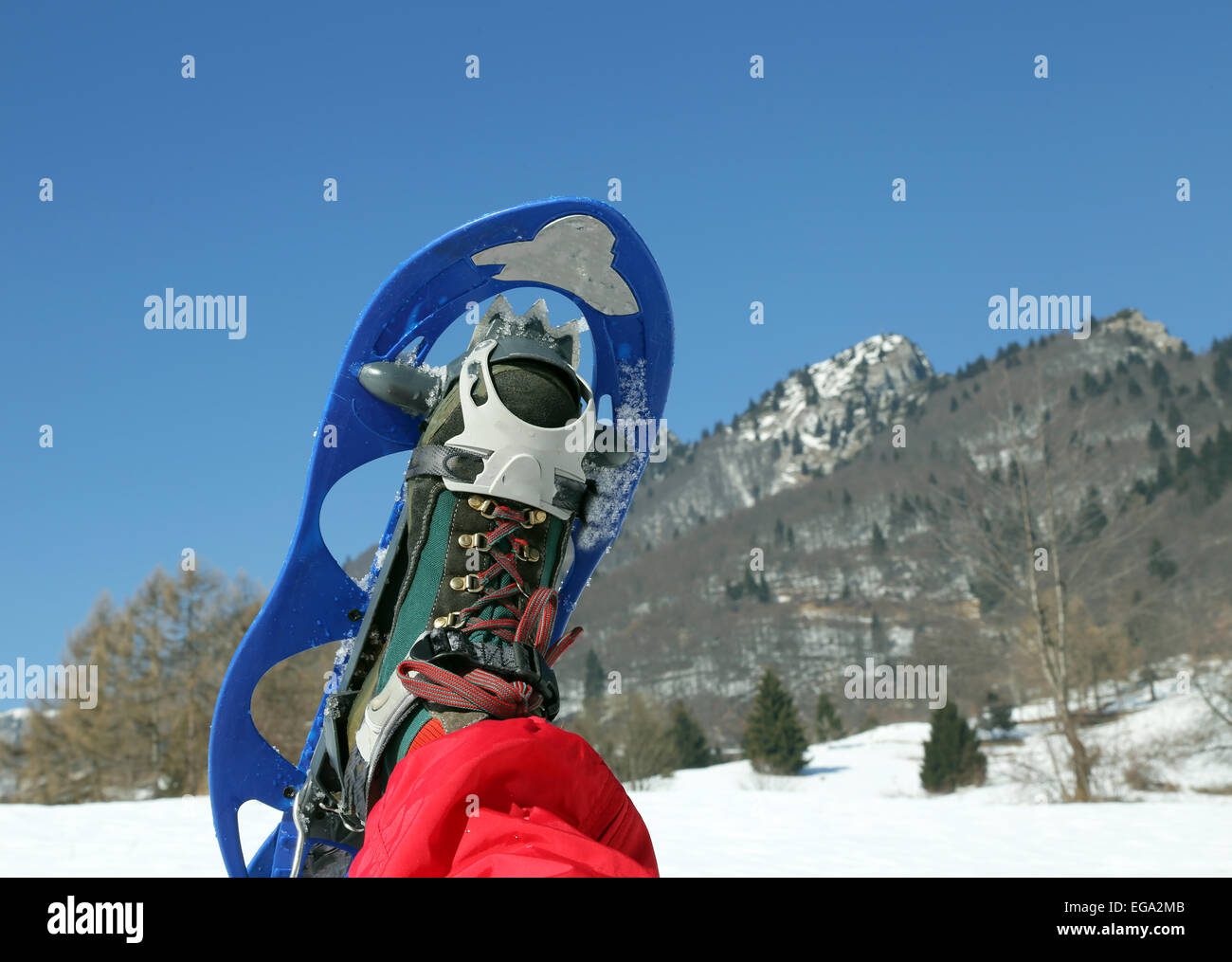 Una moderna con le racchette da neve in montagna Foto Stock