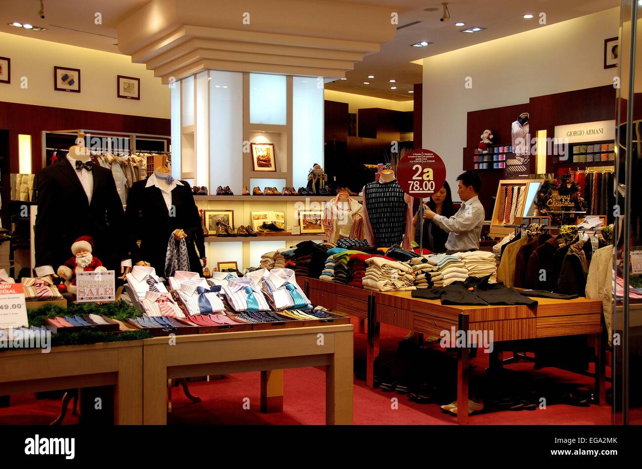 Singapore: addetto alle vendite con il cliente in un elegante uomo negozio di abbigliamento al Raffles City shopping mall Foto Stock