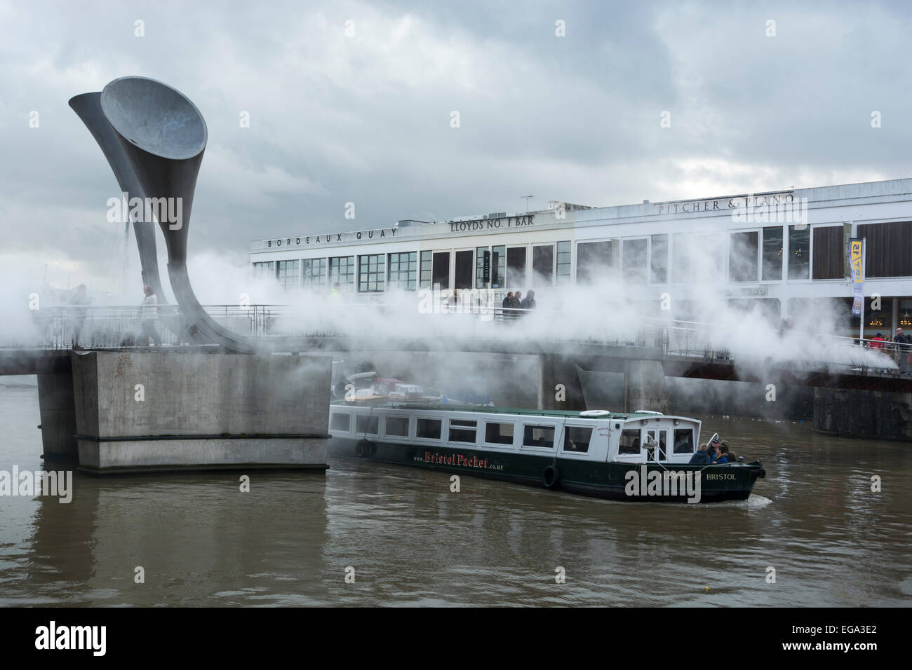 Pero la passerella Harbourside, Bristol, Inghilterra, Regno Unito. Il 20 settembre 2015. Il ponte è stato realizzato dall'artista giapponese Fujiko Nakaya che scolpisce la nebbia con alte pressioni di vapore di acqua. La città di Bristol è capitale verde europea per il 2015 e questa arte di installazione è attirare l' attenzione di pendolari e turisti per i cambiamenti climatici e i nostri tentativi di controllare il meteo. Si tratta di una passerella occupato con i turisti per scattare delle foto di esso, pendolari passando sopra a piedi e in bicicletta e numerose barche passando al di sotto. Tutti stanno emergendo bagnato dal vapore. CarolynEaton/Alamy News live Foto Stock