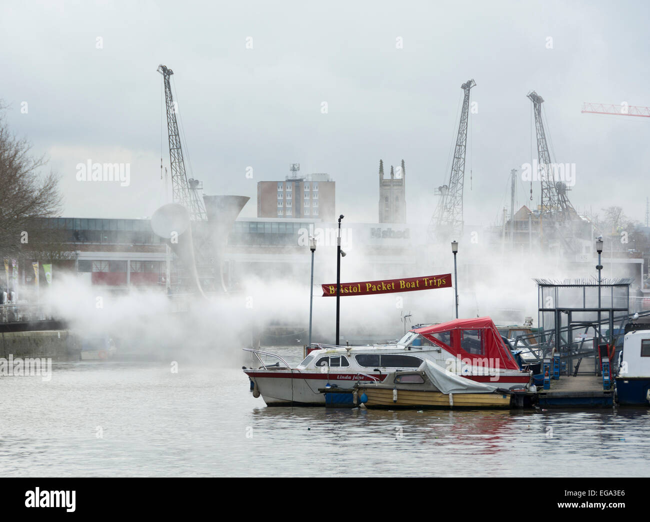 Pero la passerella Harbourside, Bristol, Inghilterra, Regno Unito. Il 20 settembre 2015. Il ponte è stato realizzato dall'artista giapponese Fujiko Nakaya che scolpisce la nebbia con alte pressioni di vapore di acqua. La città di Bristol è capitale verde europea per il 2015 e questa arte di installazione è attirare l' attenzione di pendolari e turisti per i cambiamenti climatici e i nostri tentativi di controllare il meteo. Si tratta di una passerella occupato con i turisti per scattare delle foto di esso, pendolari passando sopra a piedi e in bicicletta e numerose barche passando al di sotto. Tutti stanno emergendo bagnato dal vapore. CarolynEaton/Alamy News live Foto Stock