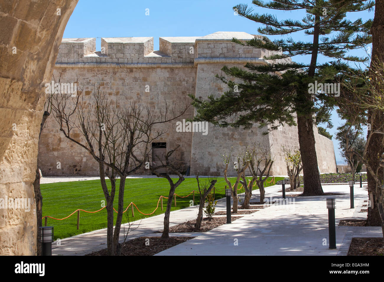 Il recentemente ristrutturato fossato circostante la città medievale di Mdina a Malta Foto Stock