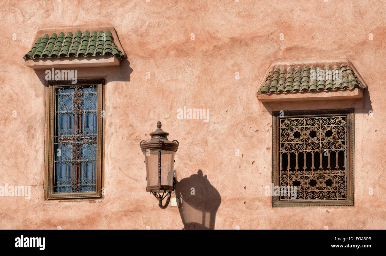 Tipici edifici di Marrakech vicino alla Moschea Kasbah, Marrakech, Marocco Foto Stock