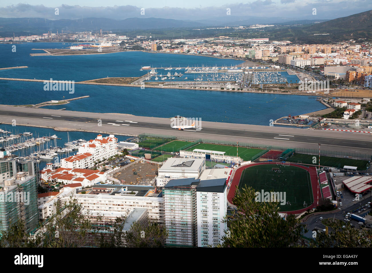Vista sulla pista di aeroporto alla città Spagnola di La Linea da Gibilterra, British Overseas territorio in Europa meridionale Foto Stock