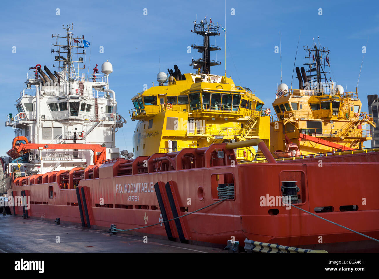 Alimentazione olio di navi nel porto di Aberdeen Foto Stock