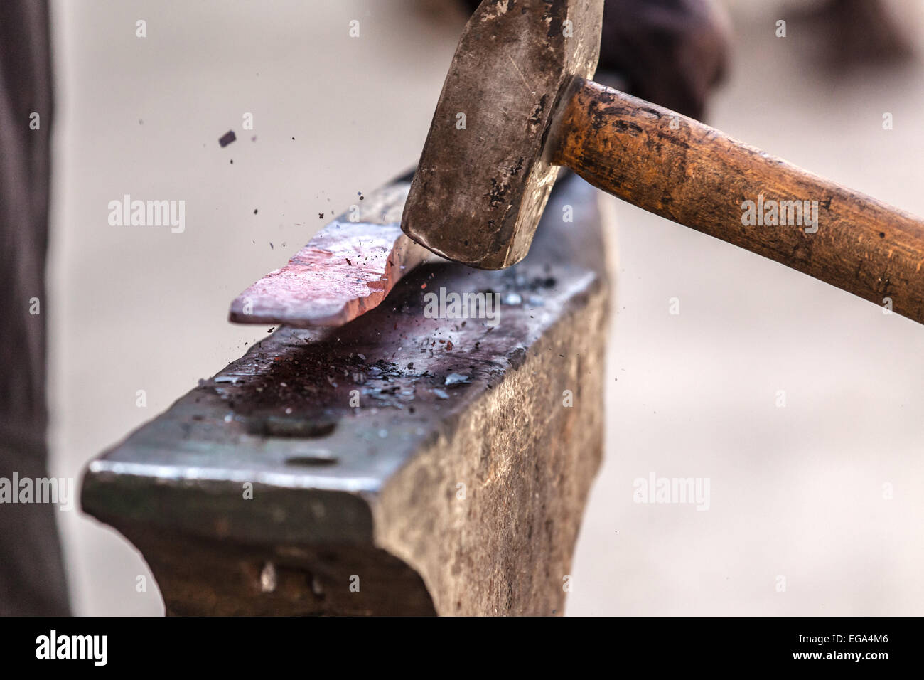 Fabbro lavora su metallo su incudine a forge dettaglio shot Foto Stock