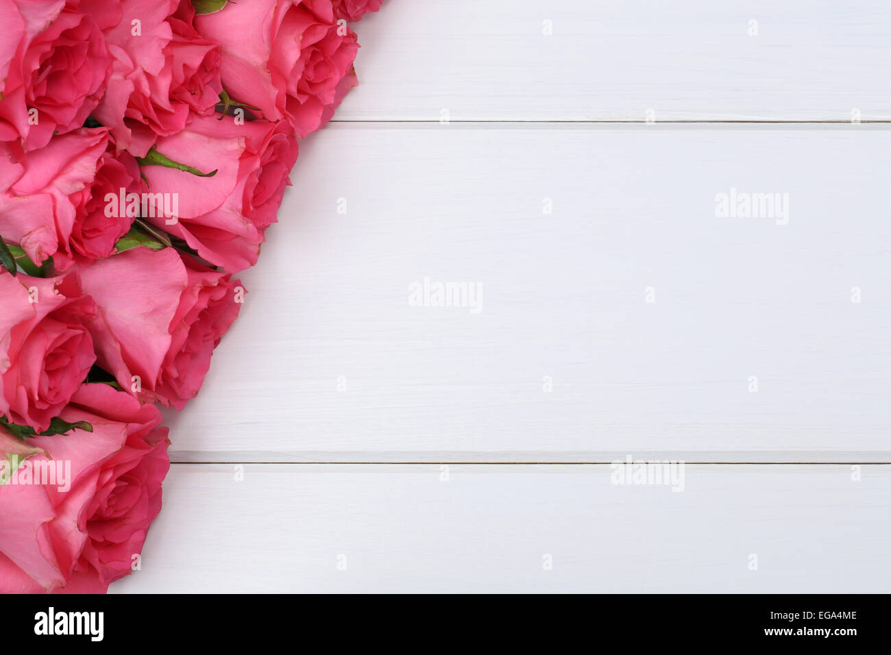 Le rose fiori di San Valentino o la festa della mamma su tavola di legno con copyspace per il proprio testo Foto Stock