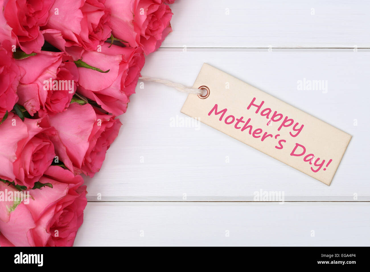 Felice Festa della mamma con rose fiori su un bianco tavola di legno Foto Stock