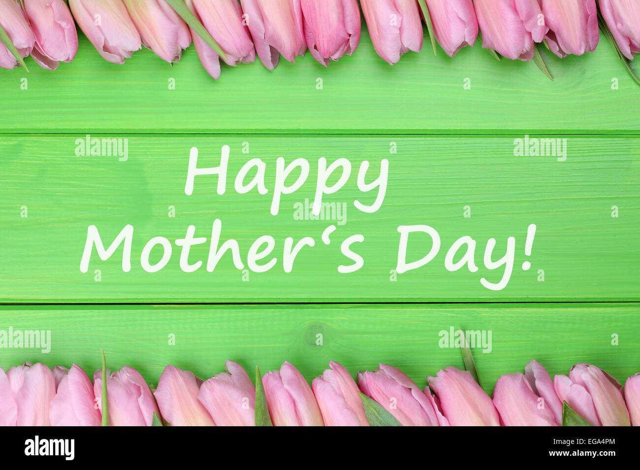 Felice giorno della madre con i tulipani fiori dono su una tavola di legno Foto Stock