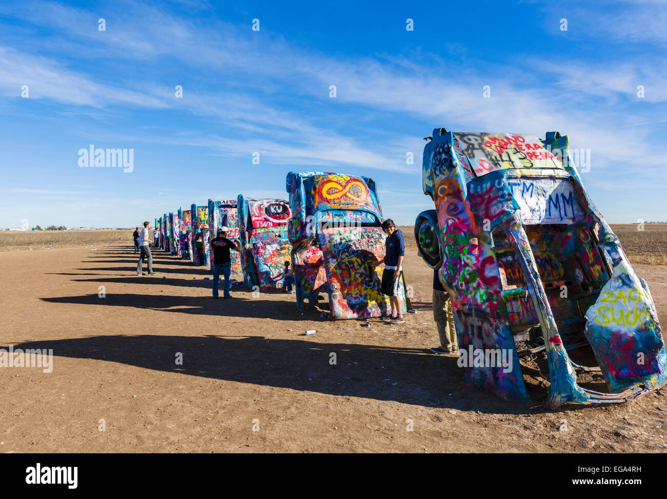 I visitatori al Cadillac Ranch, un pubblico arte di installazione appena fuori Amarillo, Texas, Stati Uniti d'America Foto Stock