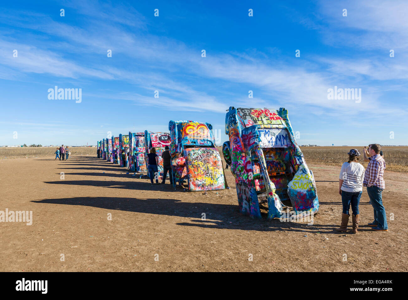 I visitatori al Cadillac Ranch, un pubblico arte di installazione appena fuori Amarillo, Texas, Stati Uniti d'America Foto Stock