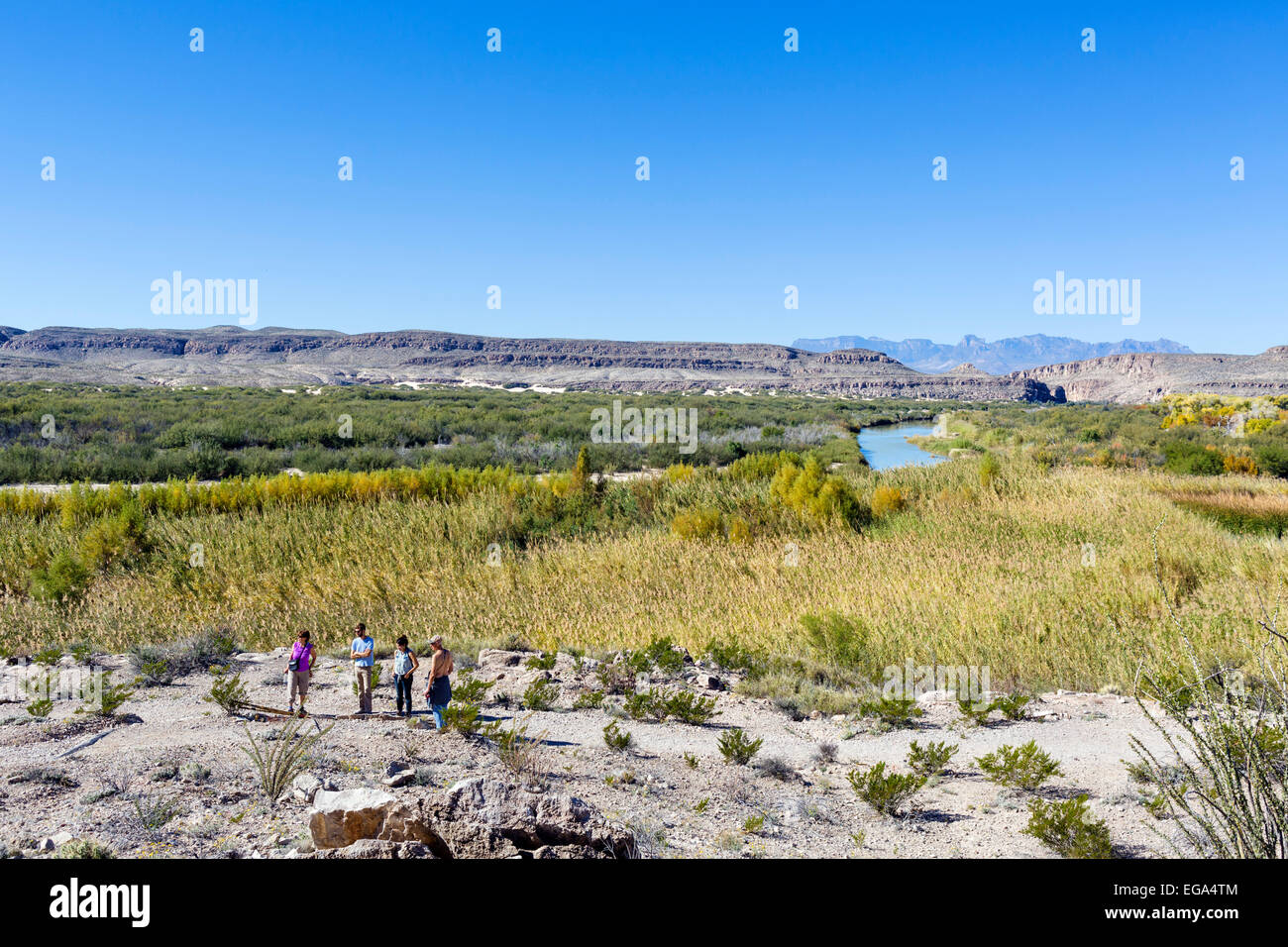 Walkers sul sentiero natura a Rio Grande Villaggio affacciato sul fiume Rio Grande & confine messicano, il Parco nazionale di Big Bend, Texas, Stati Uniti d'America Foto Stock