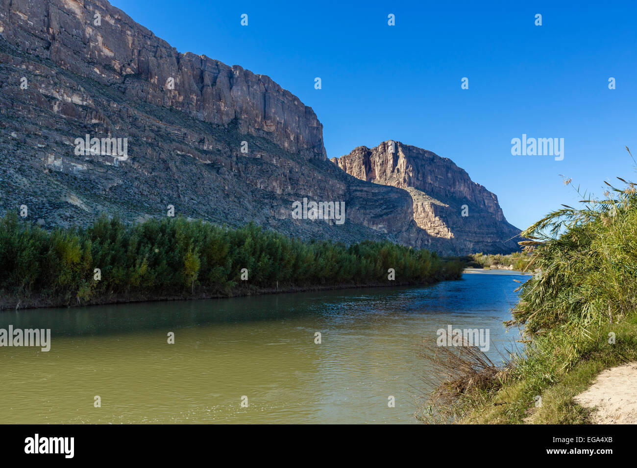 Fiume Rio Grande guardando verso Santa Elena Canyon, il Parco nazionale di Big Bend, Texas, Stati Uniti d'America Foto Stock
