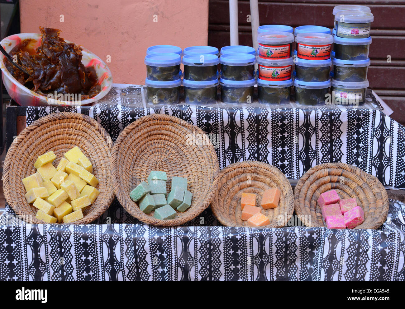 Visualizzazione delle spezie e dei profumi solidi e saponi, Marrakech, Marocco Foto Stock