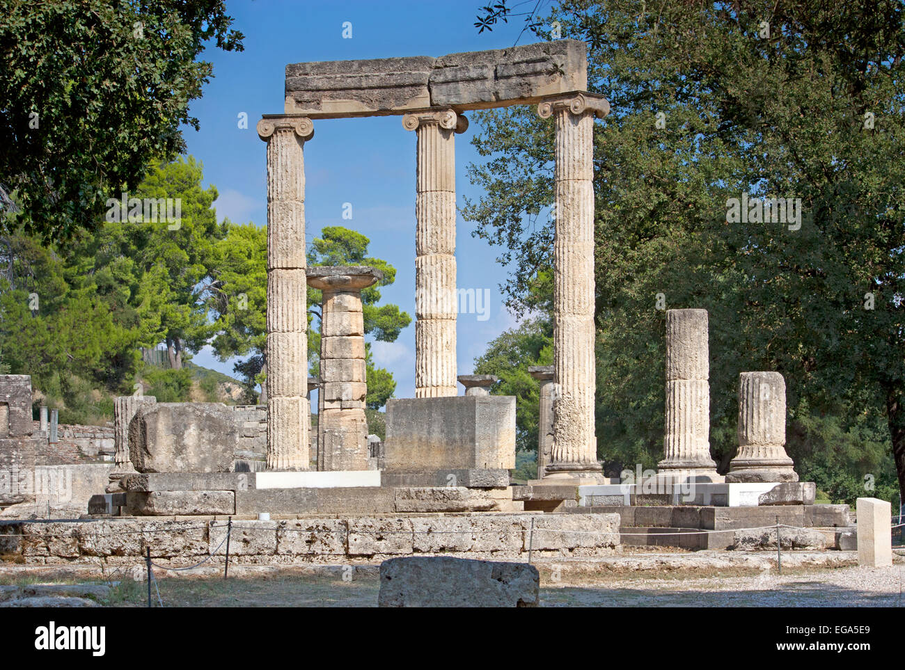Rovine del philippeion, con le sue tre restanti colonne ioniche all antica Olympia, il Peloponneso grecia Foto Stock