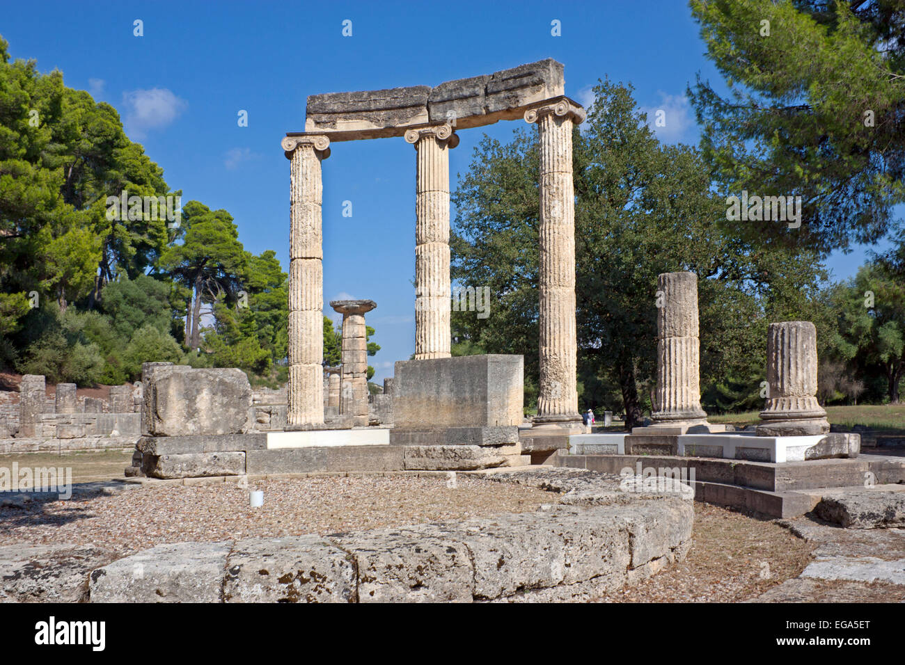 Rovine del philippeion, con le sue tre restanti colonne ioniche all antica Olympia, il Peloponneso grecia Foto Stock