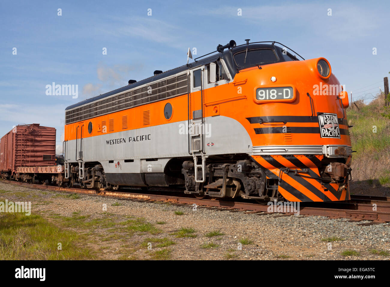 Pacifico occidentale locomotore 918D tira un set nolo auto a Vallejo Mills vicino a Niles, California. Foto Stock