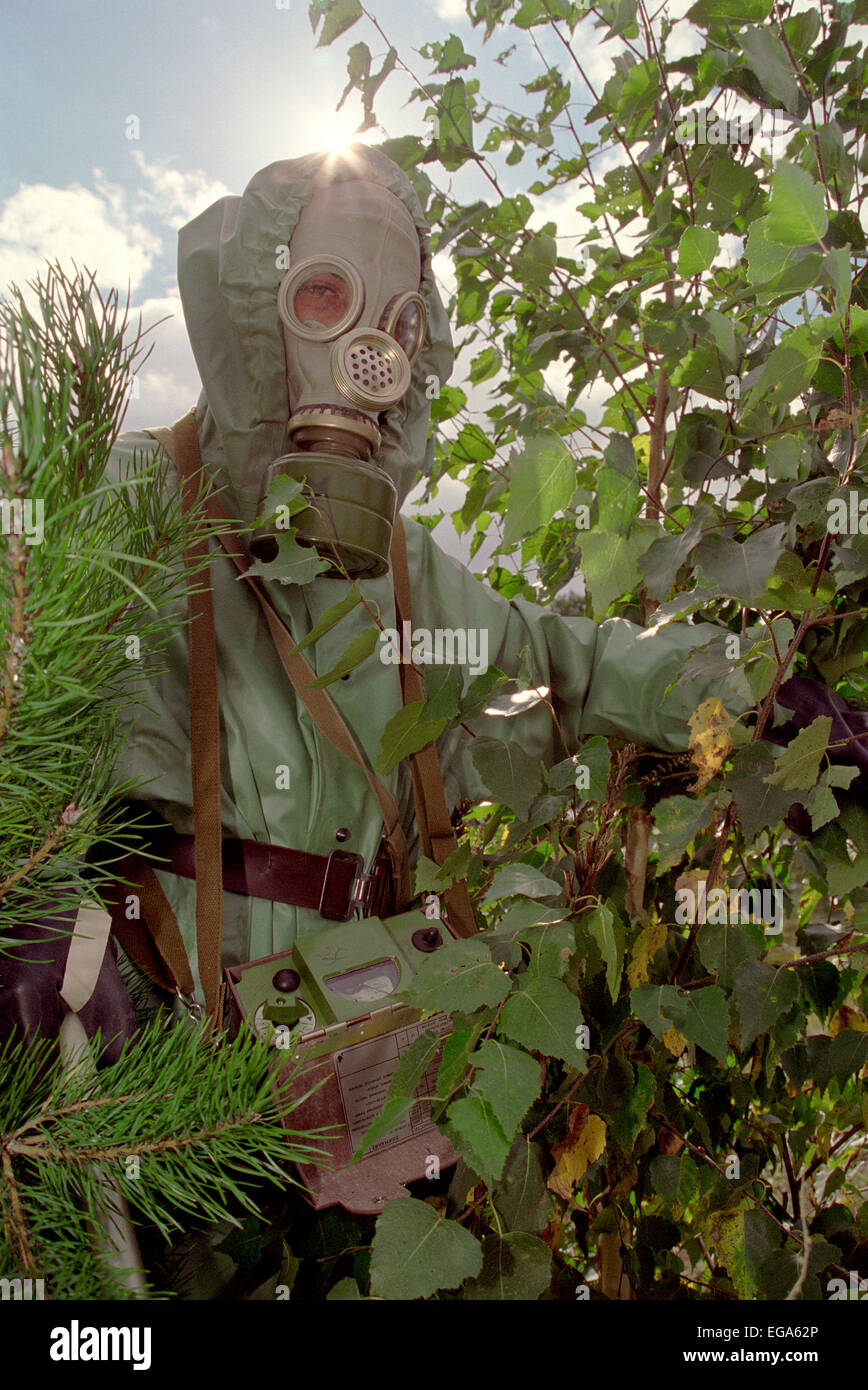Soldato in tuta protettiva reconnoiters armi di radiazione Foto Stock