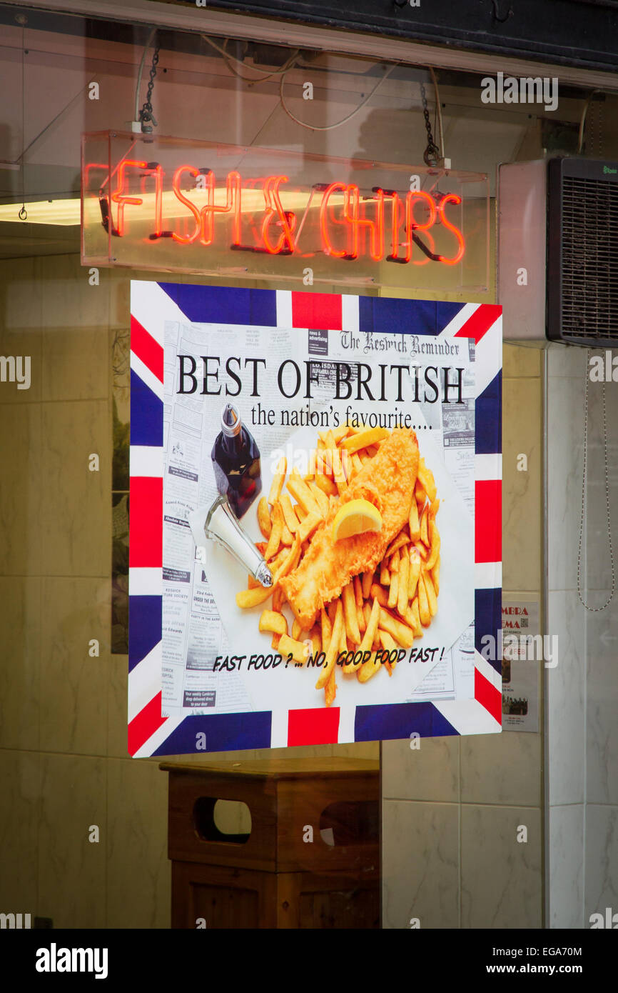 Fish & Chips firmare in un chip vetrina in Keswick, Cumbria Foto Stock