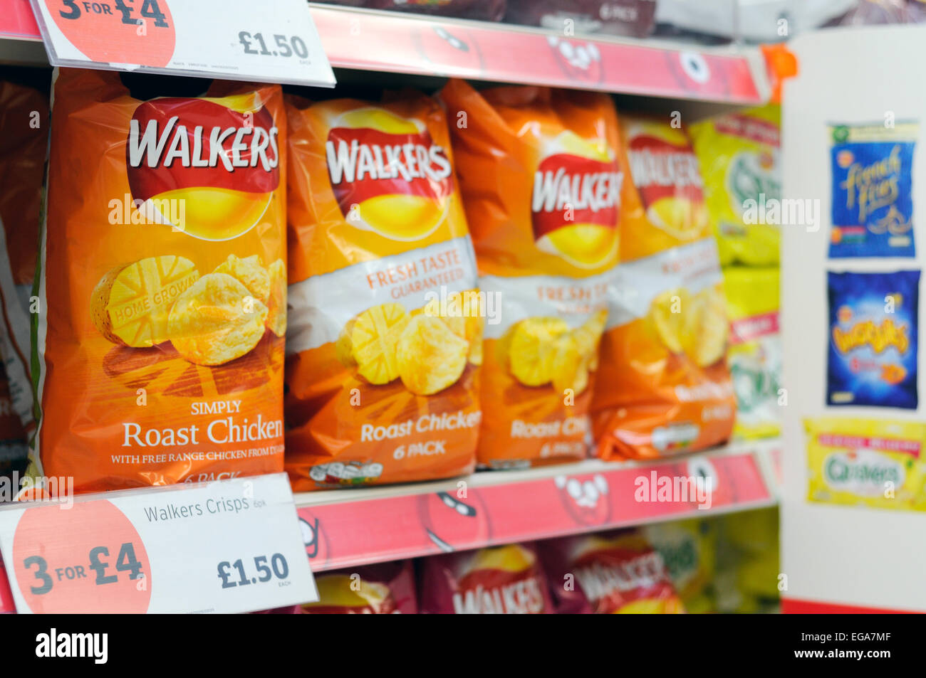 Walkers Crisps scaffale di supermercato . Foto Stock