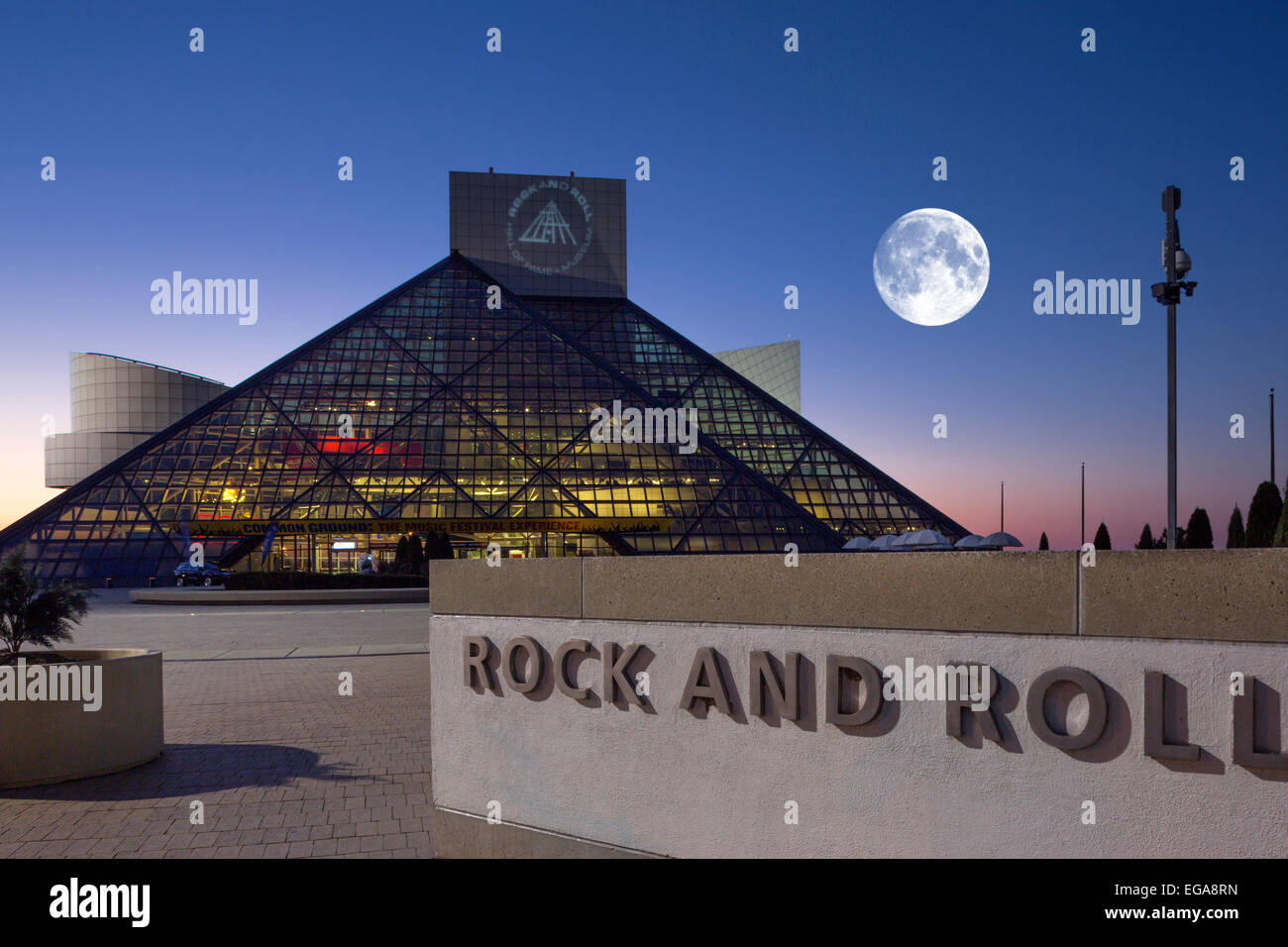 Segno di ingresso alla Rock and Roll Hall of Fame (©io m. PEI 1995) downtown Cleveland Ohio USA Foto Stock