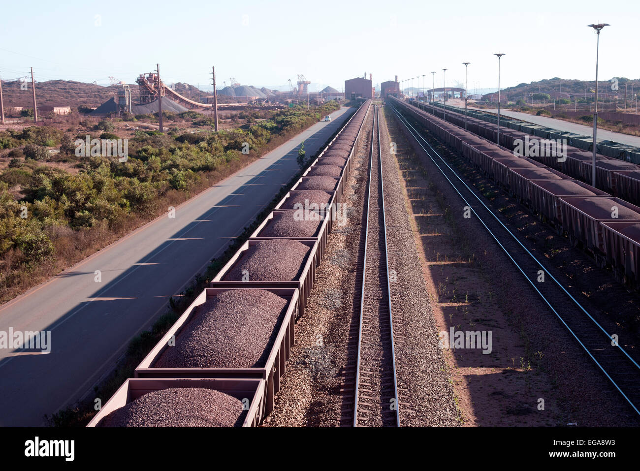 Il minerale di ferro su vagoni ferroviari a Saldanha Bay Terminal Western Cape Sud Africa Foto Stock