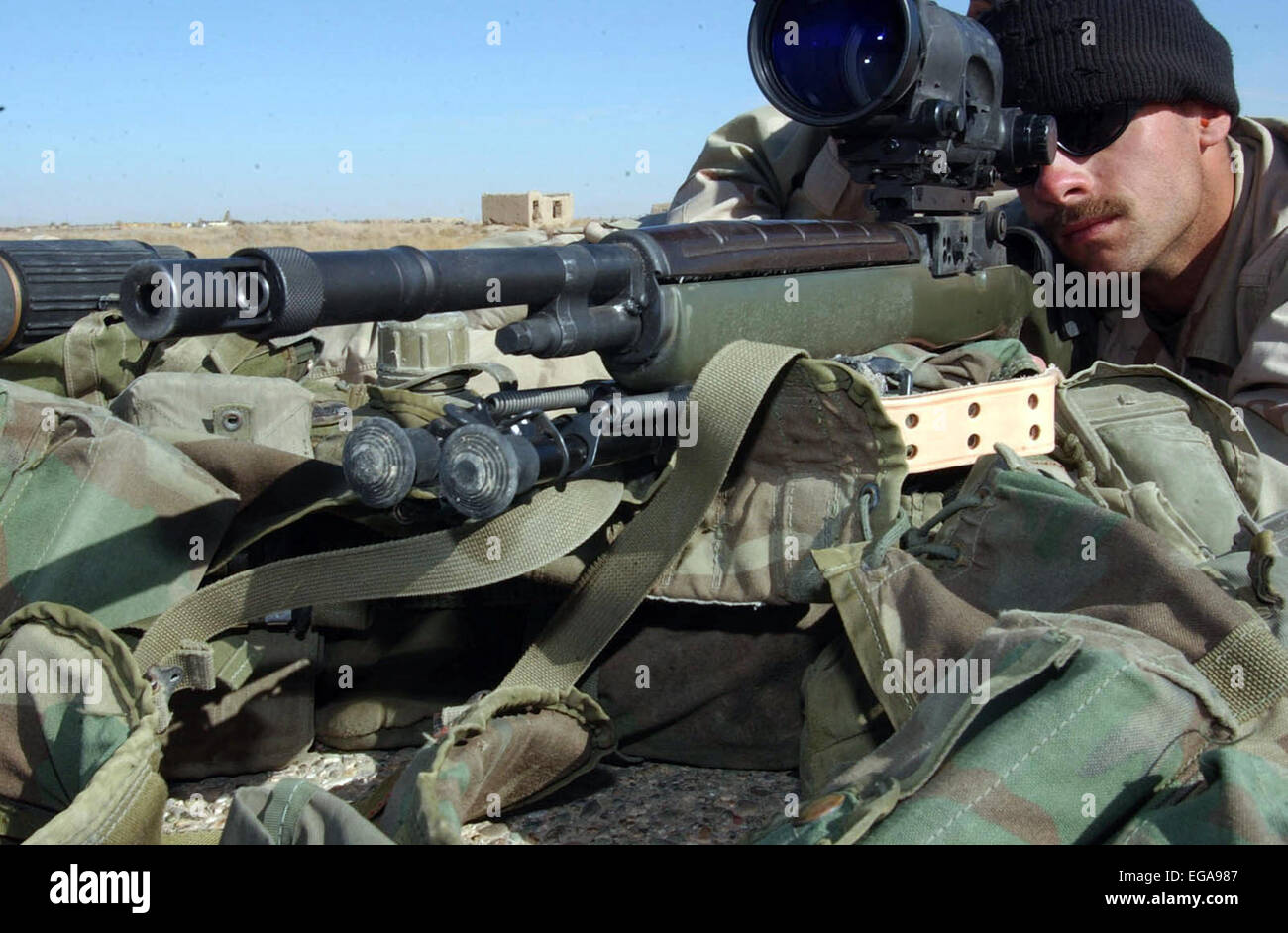 US Marine con M-14DMR (designato fucile da cecchino) a Kandahar, in Afghanistan nel 2002 Foto Stock