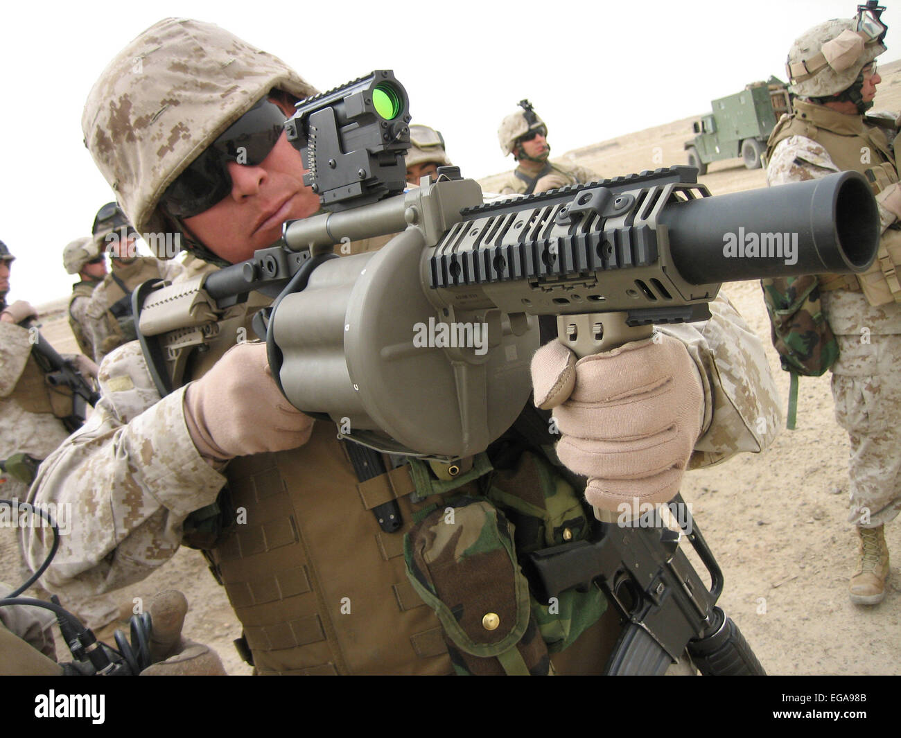 US marina il puntamento di un M-32 più shot Lanciagranate,nel 2006. Si tratta di un esperimento di sei-canna arma che è in grado di offrire sei 40 mm granate in meno di tre secondi. Foto : US Marine Corps Foto Stock