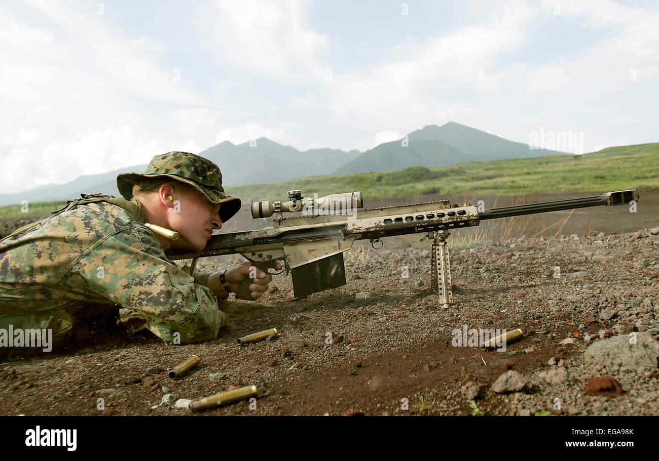 US Marine Corps sniper sparare un M82A3 .calibro 50 applicazione speciale fucile con mirino su un campo di addestramento nel 2006 Foto Stock