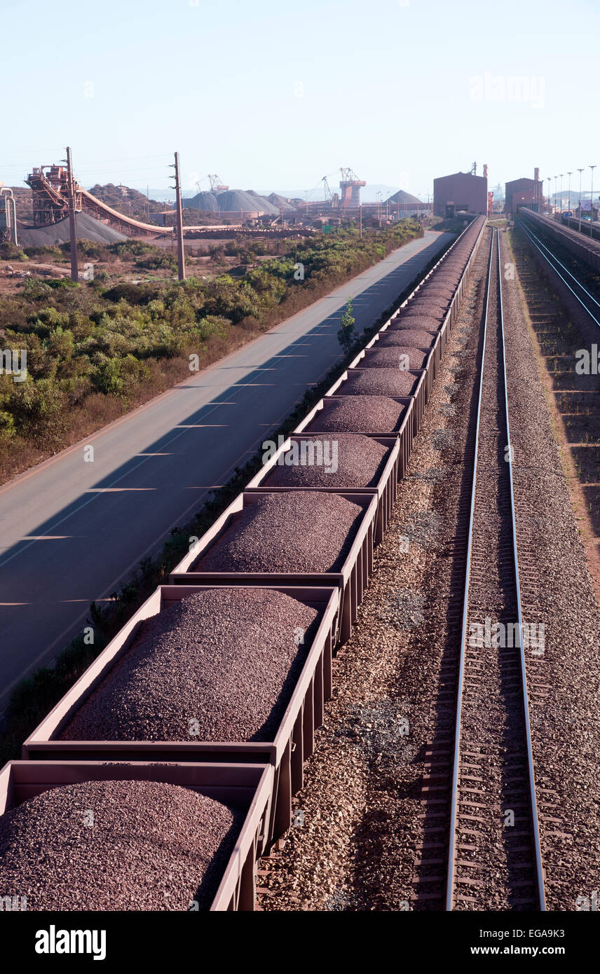 Il minerale di ferro su vagoni ferroviari a Saldanha Bay Terminal Western Cape Sud Africa Foto Stock