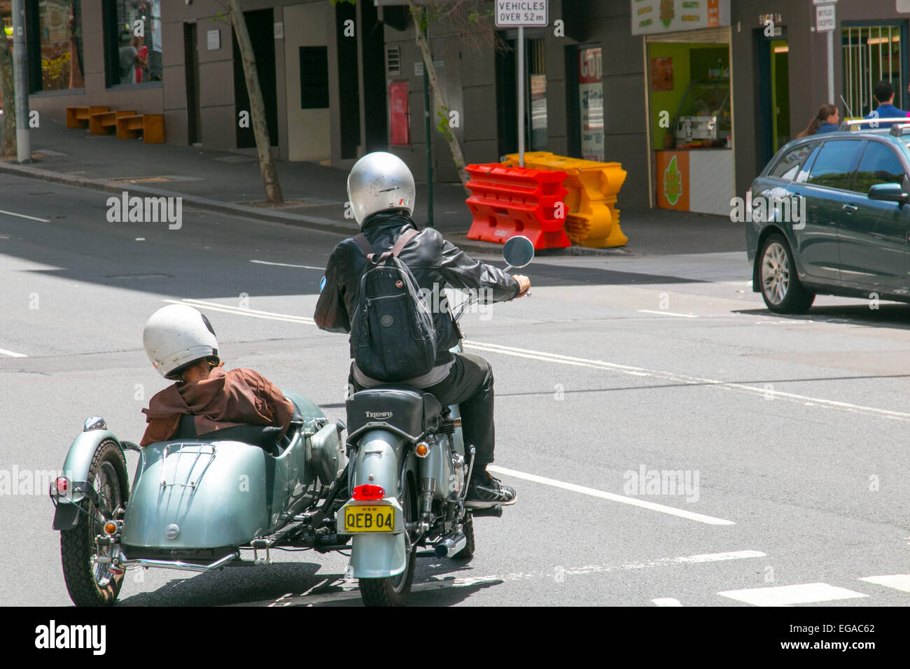 1974 Silver Triumph Bonneville con sidecar, motociclista e passeggero nel centro di Sydney, NSW, Australia Foto Stock