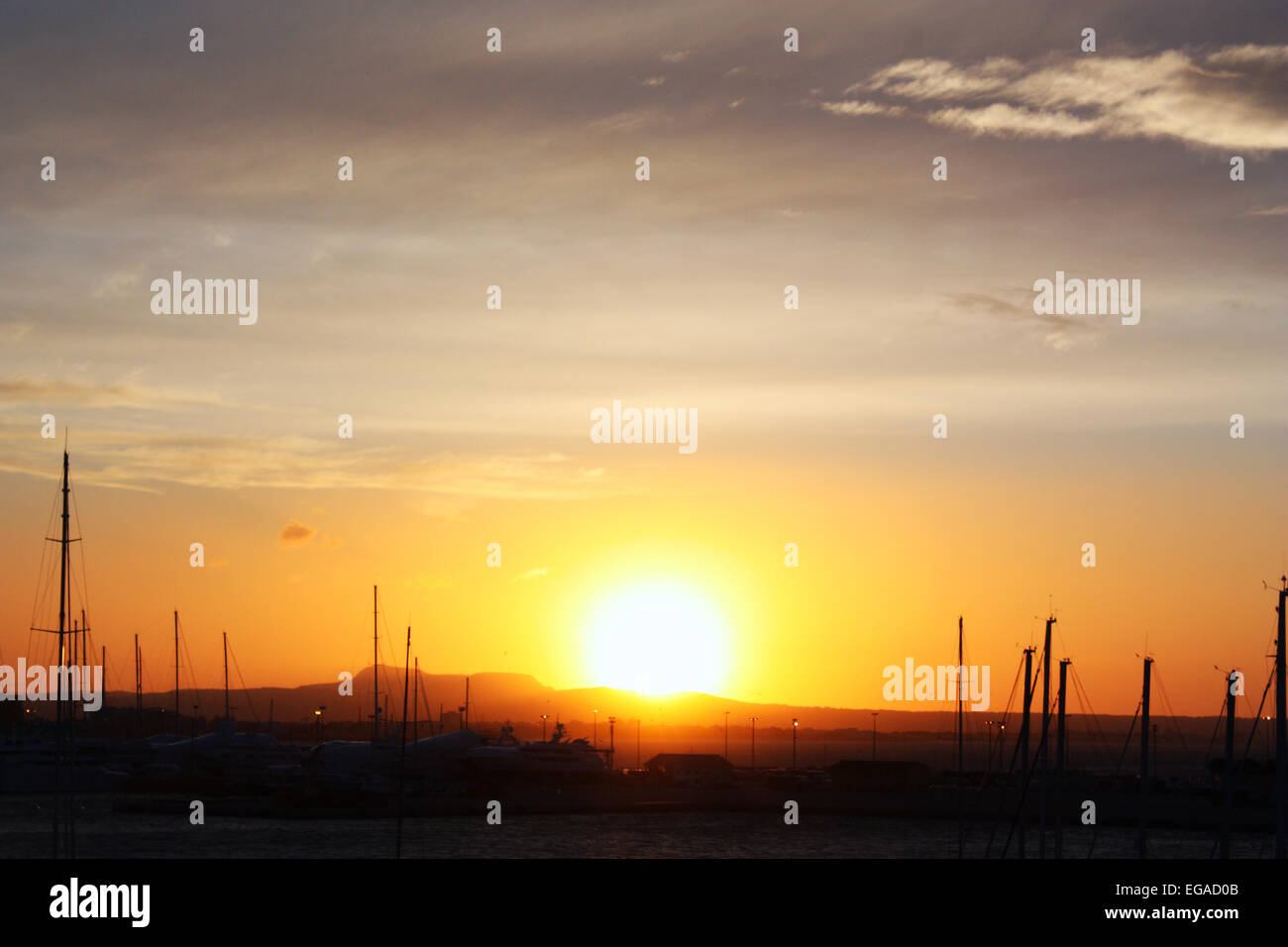 Bel sole splendere sul mare Foto Stock