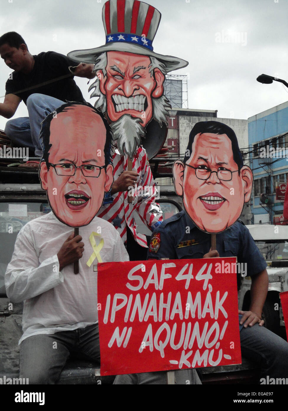 Usura degli attivisti cut-outs del Presidente Benigno Aquino III, dimissionario capo di polizia Alan Purisima e lo zio Sam, come la chiamano su Aquino a dimettersi, durante un rally al Plaza Miranda in Quiapo. Gli attivisti hanno tenuto un "l'udito' sul Mamasapano incidente, dove hanno riferito sui risultati di una missione di accertamento dei fatti circa l'incidente, dove 44 poliziotti, 18 ribelli musulmani, e 7 civili sono stati uccisi in un botched anti-terrorismo operazione che sarebbe stato ucciso malese Zulkifli bombmaker 'Marwan' Abdhir. La targhetta recita come, ' (Presidente) Aquino mettere il SAF 44 danneggia in modo!" (Foto di Richard Ja Foto Stock