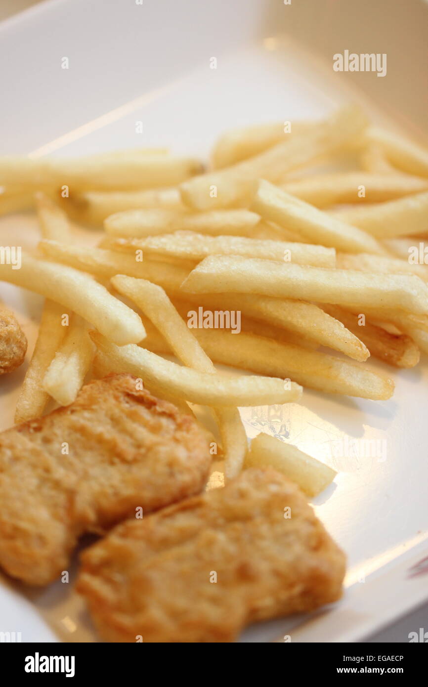 Patatine fritte e pollo fritto sul piatto nel ristorante. Foto Stock