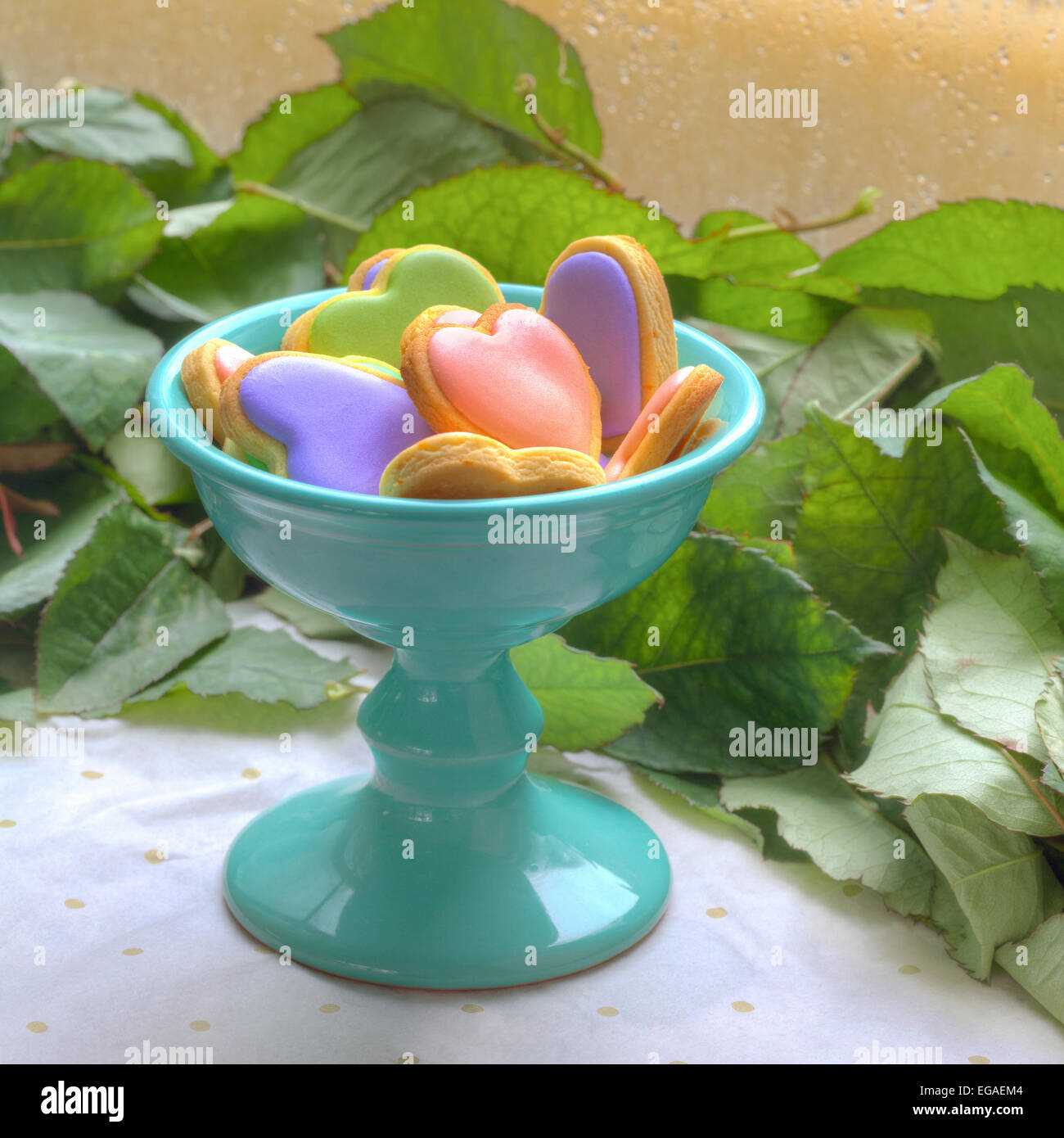 A forma di cuore biscotti in una ciotola Foto Stock